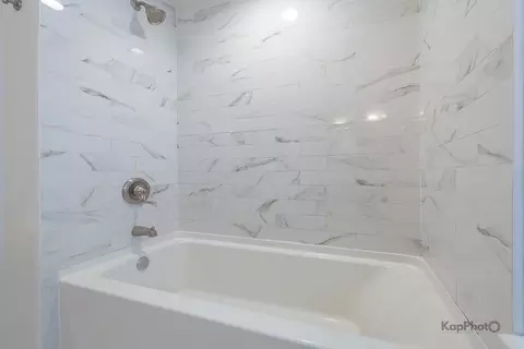 Bath - 811 S Lytle St #410, Chicago, IL 60607 photo 4 of 4