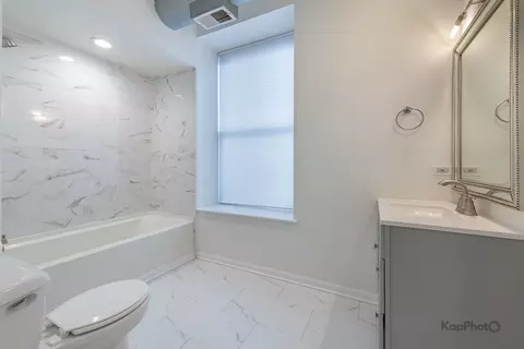 Bath - 811 S Lytle St #410, Chicago, IL 60607 photo 1 of 4