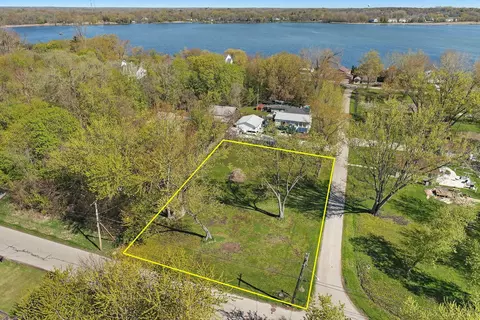 28490 W Main St, Wauconda, IL 60084