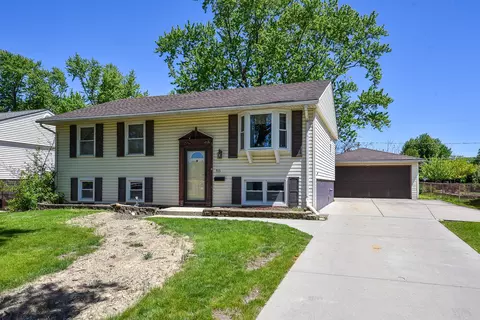 913 Vine St, Streamwood, IL 60107