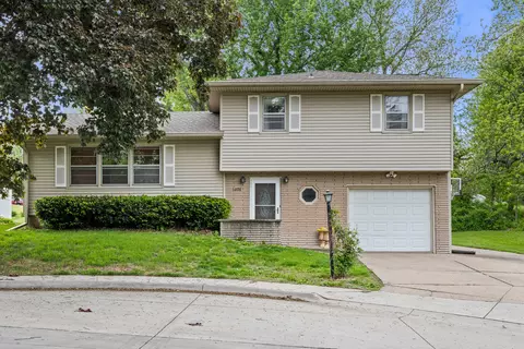 1608 Rockwood Ct, Clinton, IA 52732