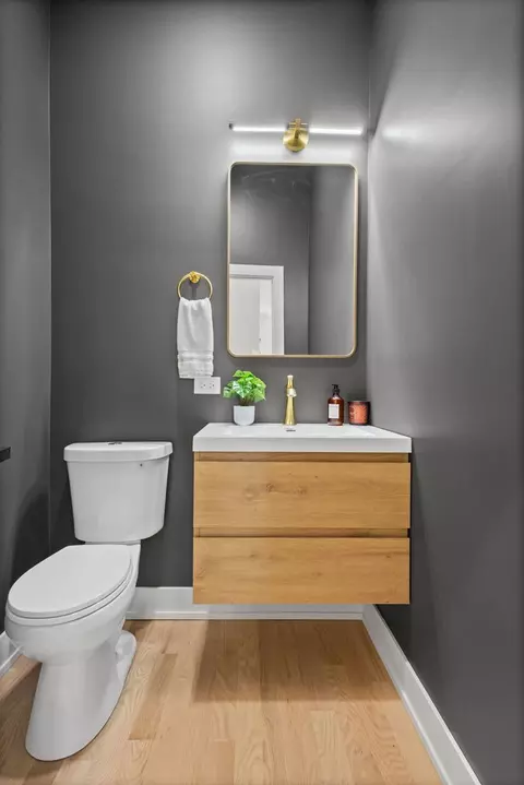 Bath - 433 E 46th Pl, Chicago, IL 60653 photo 1 of 5