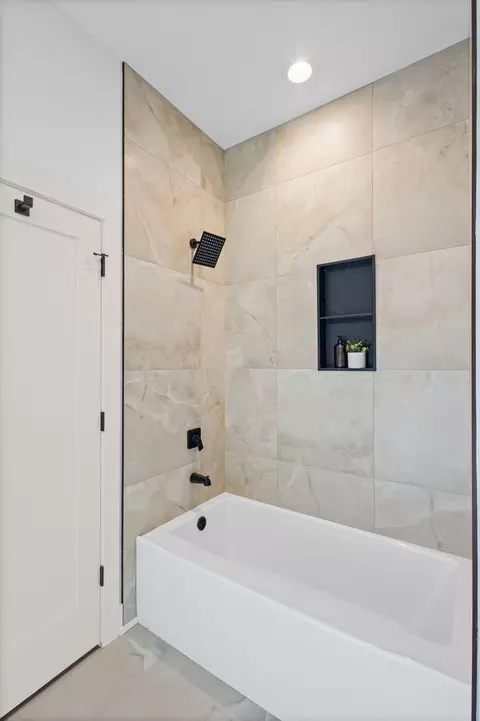 Bath - 433 E 46th Pl, Chicago, IL 60653 photo 4 of 5