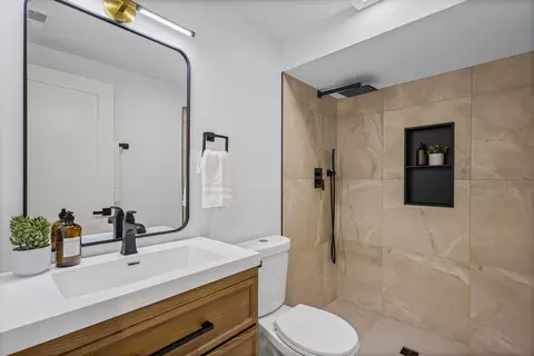 Bath - 433 E 46th Pl, Chicago, IL 60653 photo 5 of 5