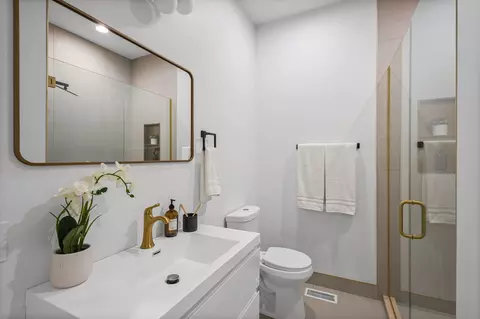 Bath - 433 E 46th Pl, Chicago, IL 60653 photo 2 of 5