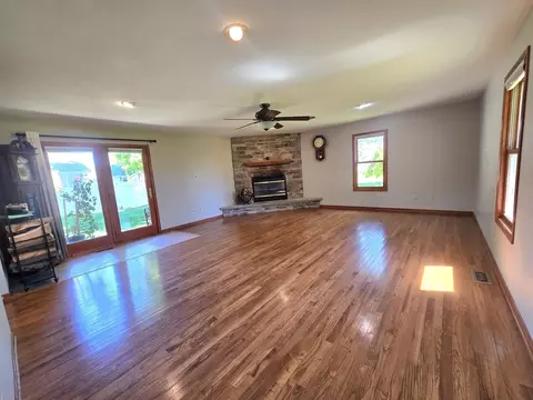 Living - 330 W Second South St, Chebanse, IL 60922 photo 5 of 9
