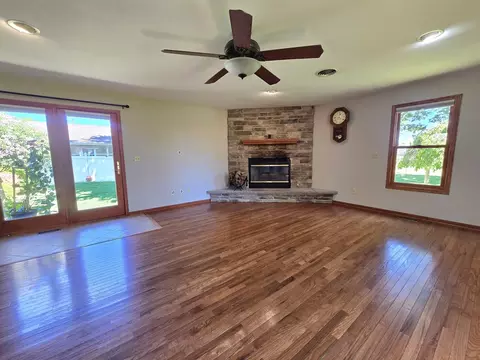 Living - 330 W Second South St, Chebanse, IL 60922 photo 8 of 9