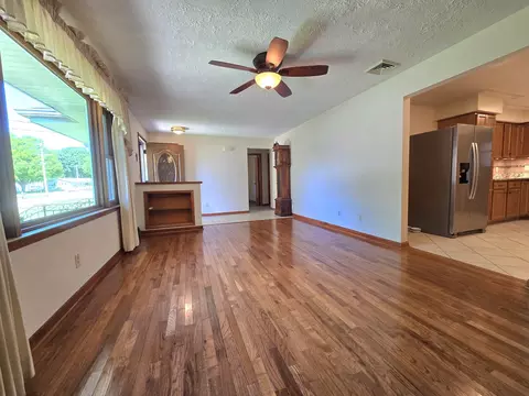 Living - 330 W Second South St, Chebanse, IL 60922 photo 4 of 9