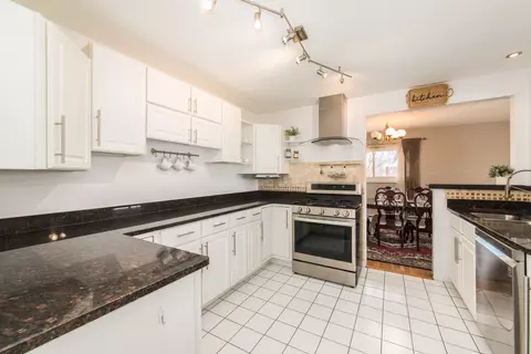 Kitchen - 9500 Dee Rd #202B, Des Plaines, IL 60016 photo 2 of 4