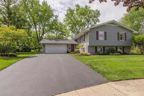 520 S 15th Ct, Saint Charles, IL 60174