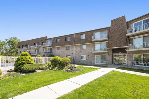 3240 N Manor Dr #130, Lansing, IL 60438