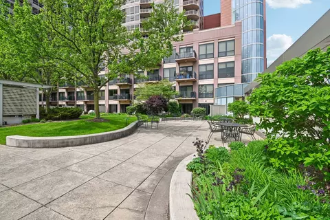 807 Davis St #314, Evanston, IL 60201