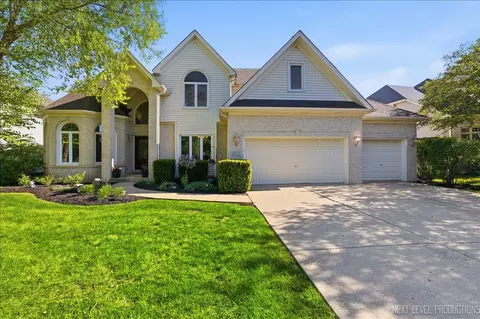 811 W Thornwood Dr, South Elgin, IL 60177