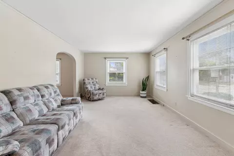 Living - 14900 Hamlin Ave, Midlothian, IL 60445 photo 1 of 2