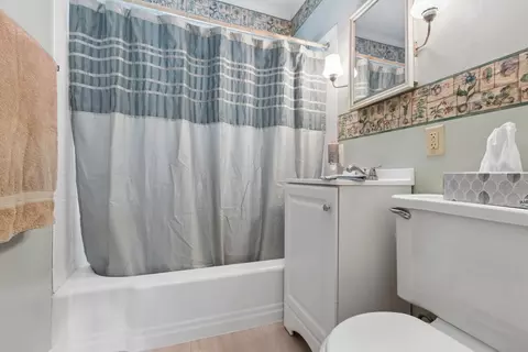 Bath - 14900 Hamlin Ave, Midlothian, IL 60445 photo 1 of 2