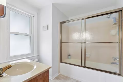 Bath - 14900 Hamlin Ave, Midlothian, IL 60445 photo 2 of 2