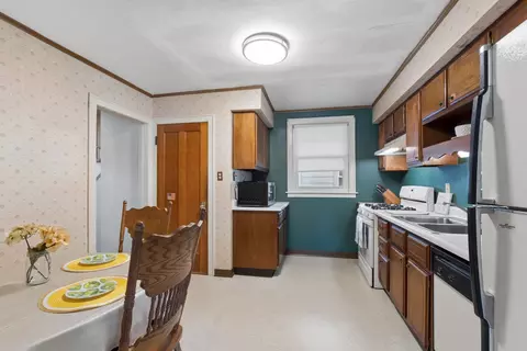 Kitchen - 14900 Hamlin Ave, Midlothian, IL 60445 photo 1 of 2