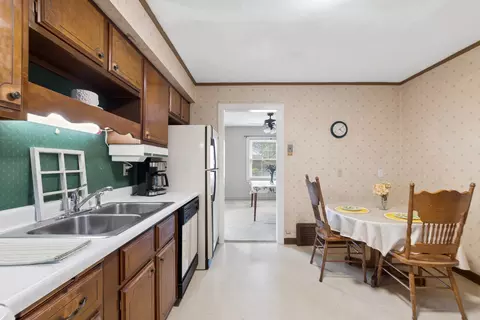 Kitchen - 14900 Hamlin Ave, Midlothian, IL 60445 photo 2 of 2