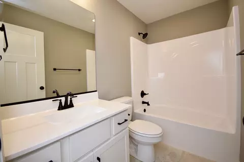 Bath - 1531 Duncannon Dr, Normal, IL 61761 photo 6 of 7