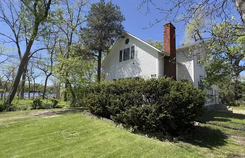 902 N Lake Shore Dr, Round Lake Beach, IL 60073