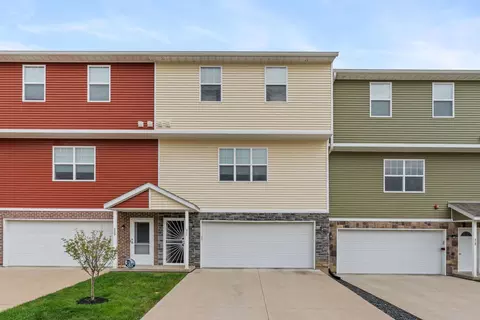 711 Cox Ct, Leclaire, IA 52753