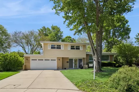 323 Vine St, Wilmette, IL 60091