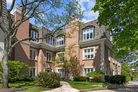 485 Oakwood Ave #D-2, Lake Forest, IL 60045