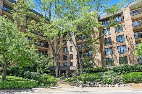 1740 Mission Hills Rd #112, Northbrook, IL 60062
