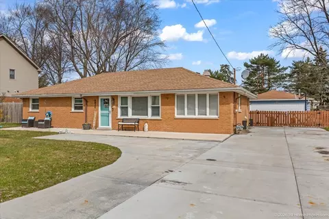 8836 W 93rd Pl, Hickory Hills, IL 60457