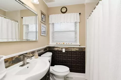 Bath - 115 N Rose Ave, Addison, IL 60101 photo 1 of 2
