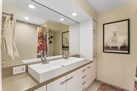 Bath - 2724 Simpson St, Evanston, IL 60201 photo 2 of 3