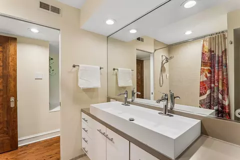 Bath - 2724 Simpson St, Evanston, IL 60201 photo 3 of 3