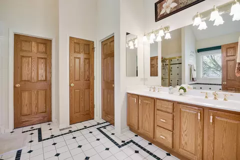 Bath - 10902 Red Hawk Ln, Spring Grove, IL 60081 photo 1 of 4