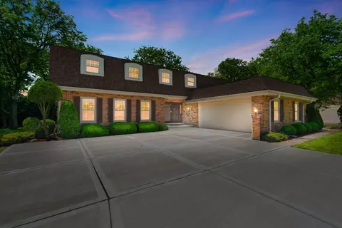 65 Regent Dr, Oak Brook, IL 60523