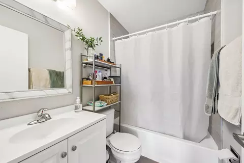 Bath - 1770 Penny Ln, Bartlett, IL 60103 photo 3 of 3