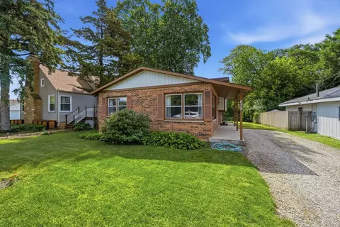 629 N Lakeview Dr, Round Lake, IL 60073