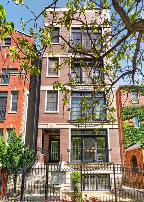924 W Roscoe St #1, Chicago, IL 60657