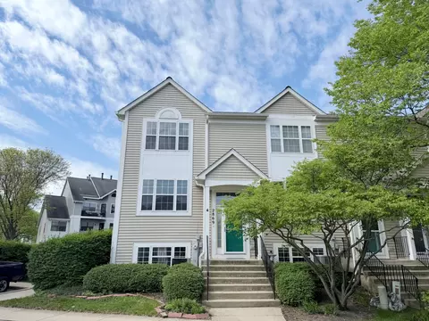 2869 Shelly Ln, Aurora, IL 60504