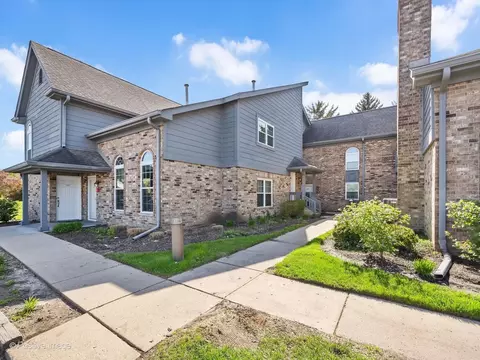 43 Foxcroft Rd #135, Naperville, IL 60565