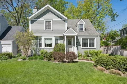 346 Lagoon Dr, Northfield, IL 60093