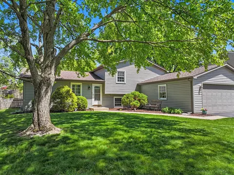 405 Carriage Hill Rd, Naperville, IL 60565