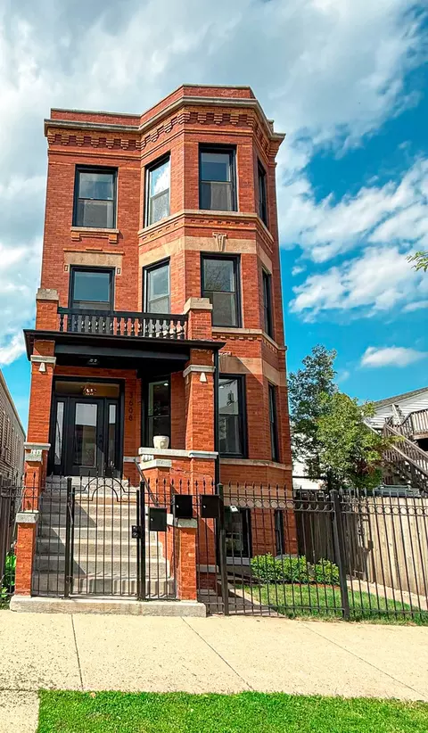 3608 W Wolfram St, Chicago, IL 60618