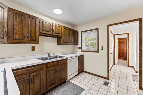 Entry Way - 1049 Martingale Dr, Bartlett, IL 60103 photo 1 of 2
