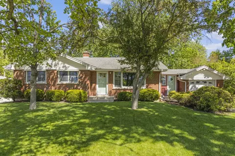 6023 S Richmond Ave, Willowbrook, IL 60527