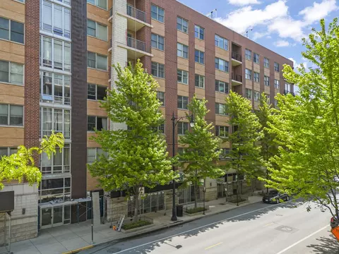 873 N Larrabee St #202, Chicago, IL 60610