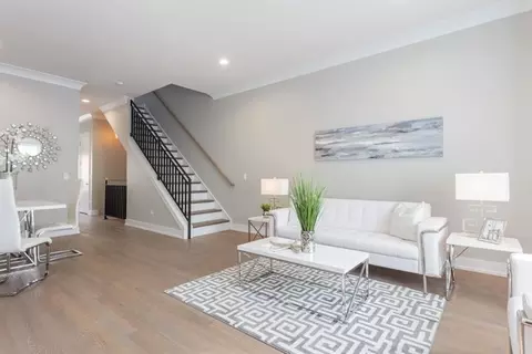 Living - 530 E 44th Pl, Chicago, IL 60653 photo 2 of 4