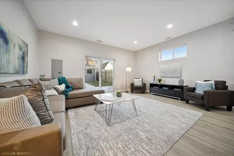 Living - 530 E 44th Pl, Chicago, IL 60653 photo 3 of 4