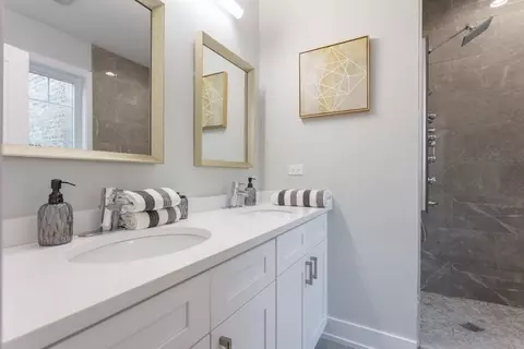 Bath - 530 E 44th Pl, Chicago, IL 60653 photo 1 of 1