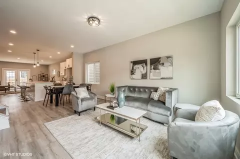 Living - 530 E 44th Pl, Chicago, IL 60653 photo 1 of 4