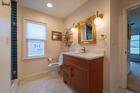Bath - 6 Marquette Ln, Kankakee, IL 60901 photo 4 of 8